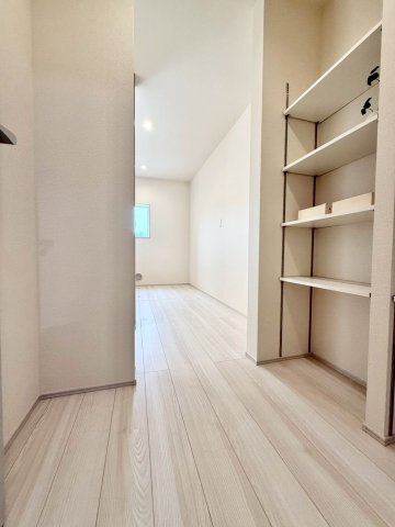 リーブルガーデン八重瀬町玻名城 第２・２号棟のその他|家事をまとめて効率よくこなせるキッチン⇄洗面室の間にある収納スペース・可動式棚付き