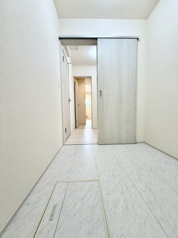 リーブルガーデン八重瀬町玻名城 第２・２号棟の玄関|ランドリールーム完備。洗う・干す・しまうを一か所で済み、毎日の家事がスムーズに整います◎