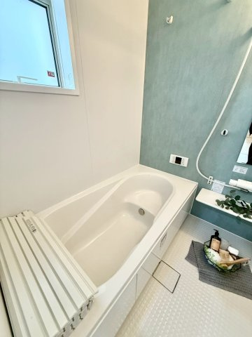 リーブルガーデン八重瀬町玻名城 第２・２号棟の浴室|浴室乾燥機付きのユニットバス／浴室窓付き