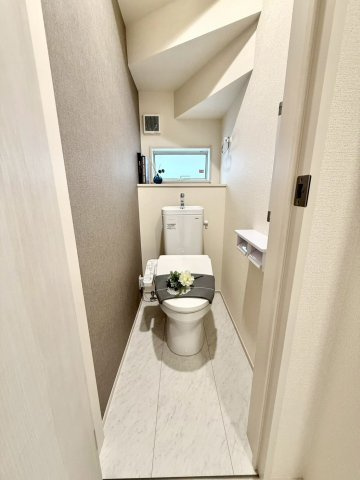 リーブルガーデン八重瀬町玻名城 第２・２号棟のトイレ|１階トイレ・浴室窓＆洗浄便座付き