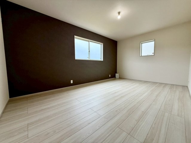 リーブルガーデン八重瀬町玻名城 第２・２号棟の洋室|二面採光のゆったり主寝室10.1帖＋WIC／アクセントクロス