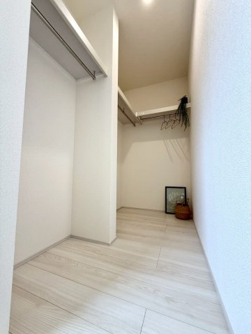 リーブルガーデン八重瀬町玻名城 第２・２号棟のその他|２階主寝室10.1帖に設置された、季節物の入れ替えが楽々ななWIC