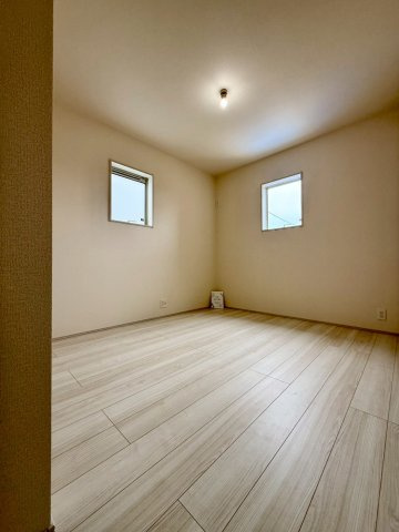 リーブルガーデン八重瀬町玻名城 第２・２号棟の洋室|二面採光の２階洋室5.3帖①