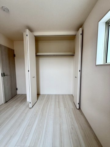 リーブルガーデン八重瀬町玻名城 第２・２号棟の居間・リビング|二面採光の２階洋室5.3帖①クローゼット収納付き