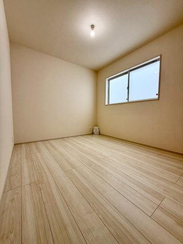 リーブルガーデン八重瀬町玻名城 第２・２号棟の洋室|二面採光の２階洋室5.3帖②