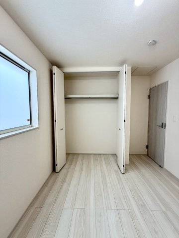 リーブルガーデン八重瀬町玻名城 第２・２号棟のその他|二面採光の２階洋室5.3帖②クローゼット収納付き