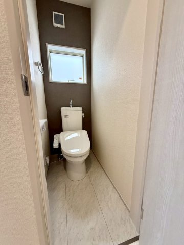 リーブルガーデン八重瀬町玻名城 第２・２号棟のトイレ|２階トイレ・換気窓＆洗浄便座付き／アクセントクロス