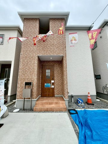 リーブルガーデン八重瀬町玻名城 第２・２号棟のその他|置き配スペースも確保できる屋根付きの玄関ポーチ／TVモニター付きインターフォンで防犯対策も◎