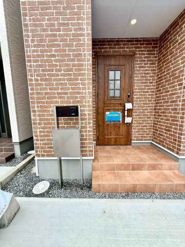 リーブルガーデン八重瀬町玻名城 第２・２号棟のその他|置き配スペースも確保できる屋根付きの玄関ポーチ／TVモニター付きインターフォンで防犯対策も◎