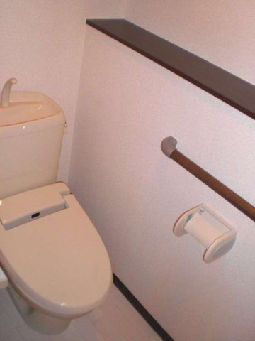 トイレは温水洗浄便座付です。