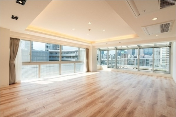 港区三田１丁目の賃貸マンションの居間・リビング