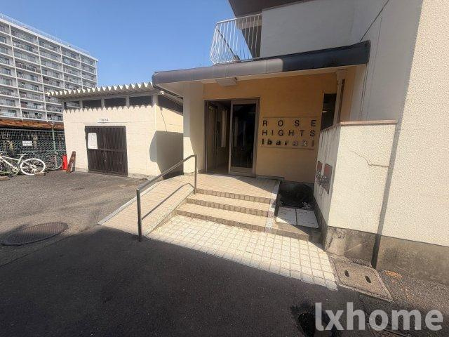 ローズハイツ茨木のエントランス