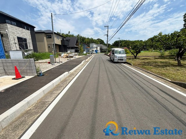 新築戸建　茅ヶ崎市芹沢の前面道路含む現地写真