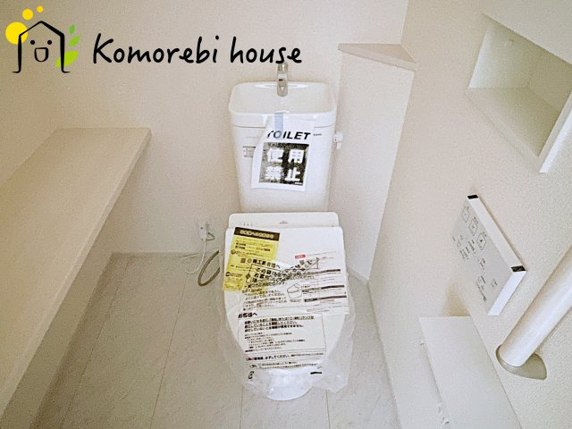 上尾市本町５丁目　新築一戸建て　ブルーミングガーデン　01のトイレ|落ち着いた色調のトイレです