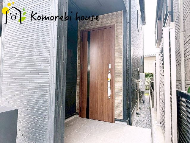 上尾市本町５丁目　新築一戸建て　ブルーミングガーデン　01の玄関|落ち着いた玄関です