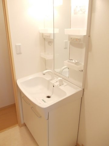 明るい洗面所です
