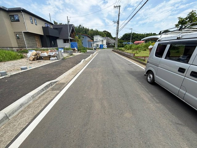 新築戸建　茅ヶ崎市芹沢の前面道路含む現地写真