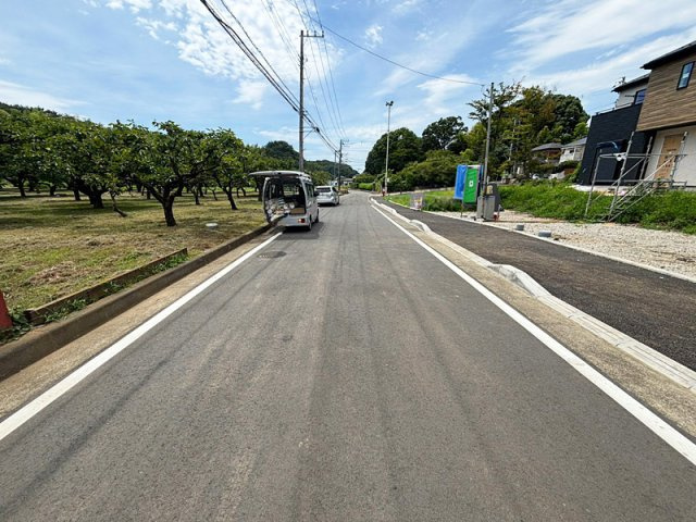 新築戸建　茅ヶ崎市芹沢の前面道路含む現地写真