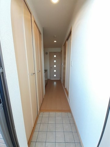 収納もある玄関です