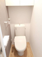 落ち着いた色調のトイレです