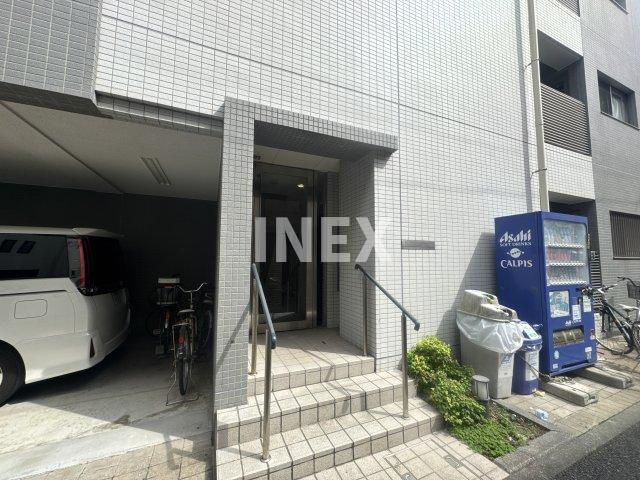 横浜市南区新川町２丁目の賃貸マンションのエントランス