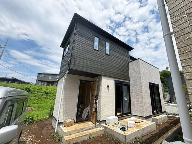 新築戸建　茅ヶ崎市芹沢の前面道路含む現地写真