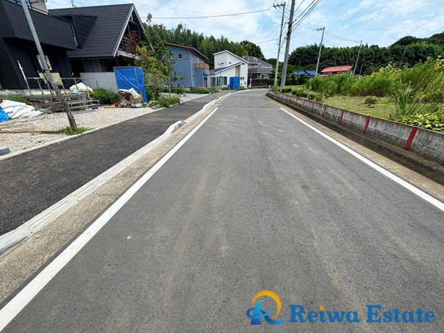 新築戸建　茅ヶ崎市芹沢の前面道路含む現地写真