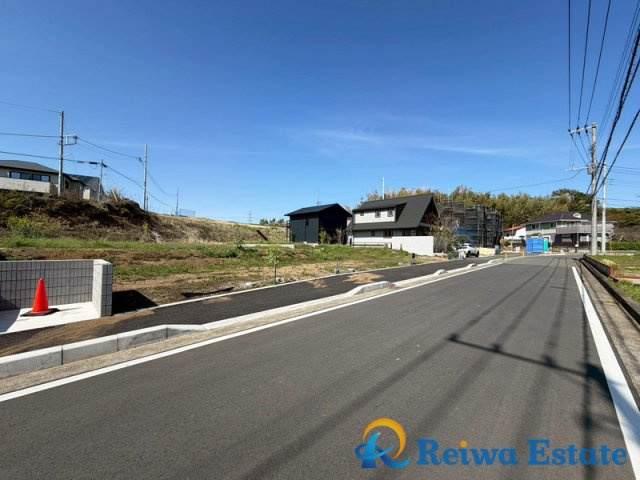 新築戸建　茅ヶ崎市芹沢の前面道路含む現地写真