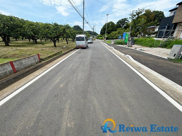 新築戸建　茅ヶ崎市芹沢の前面道路含む現地写真