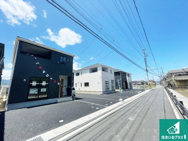 ★5(土)6(日)現地見学可能！★京都市伏見区羽束師菱川町　全6邸の前面道路含む現地写真|周辺は閑静な住宅街！前面道路広々で車の出し入れも便利です。駐車が苦手な方でも安心して車庫入れできます！