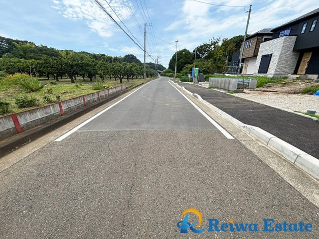 新築戸建　茅ヶ崎市芹沢の前面道路含む現地写真