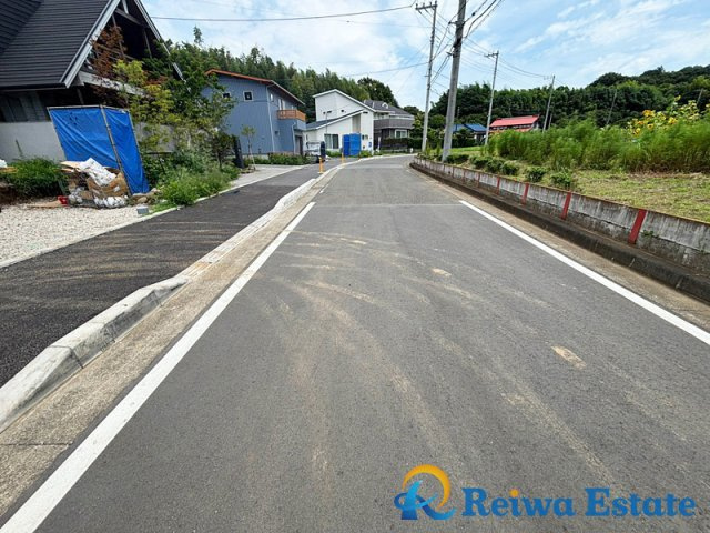 新築戸建　茅ヶ崎市芹沢の前面道路含む現地写真