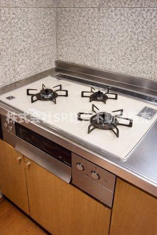 岩田町6丁目中古戸建のキッチン|3口コンロ、グリル付き♪