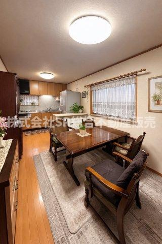 岩田町6丁目中古戸建の居間・リビング|リビングは10.5帖♪家族団らんの時間をお過ごしいただける空間です！