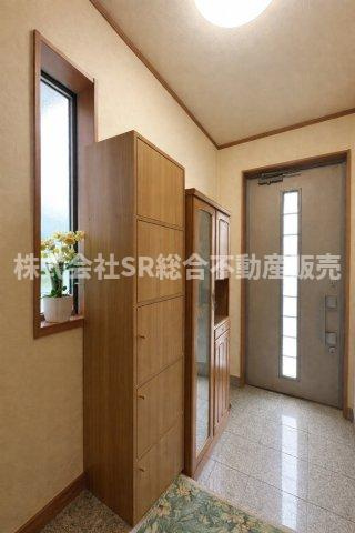 岩田町6丁目中古戸建の玄関|シューズボックスもあり明るい玄関です！