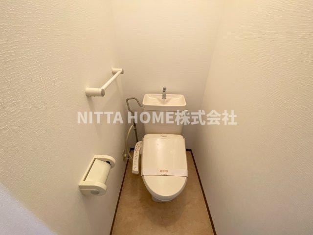 フローラルハイツのトイレ|温水洗浄便座付きトイレです◆