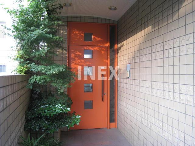 横浜市南区白金町１丁目の賃貸マンションのエントランス