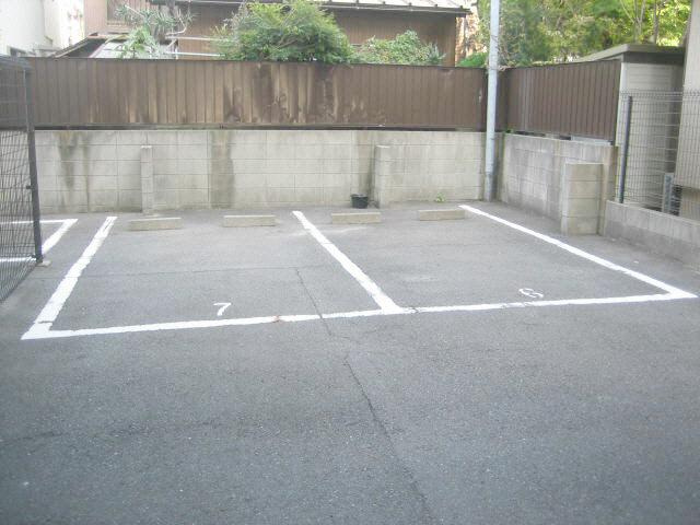 グレースメゾン名海3の駐車場|駐車場に車を止められます