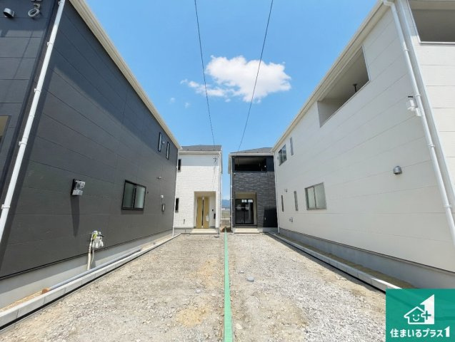 京都市伏見区羽束師菱川町　第1期　新築一戸建ての外観|周辺は落ち着いた街並みの住宅地！子育てがしやすい住環境です！まだ未完成ですが、現地でしかわからない事もございます。是非一度ご覧ください。