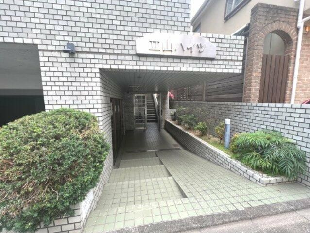 立山ハイツのエントランス