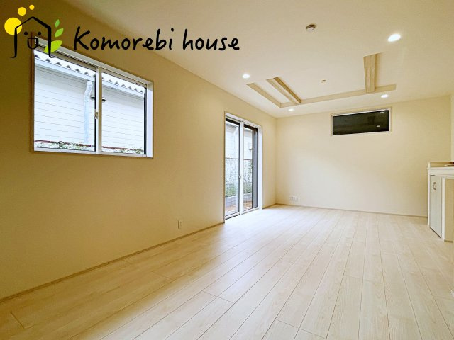 上尾市本町５丁目　新築一戸建て　ブルーミングガーデン　02の居間・リビング|ゆったりとした居間です