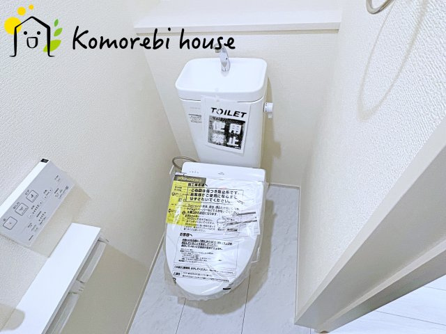 上尾市本町５丁目　新築一戸建て　ブルーミングガーデン　02のトイレ|落ち着いたトイレです