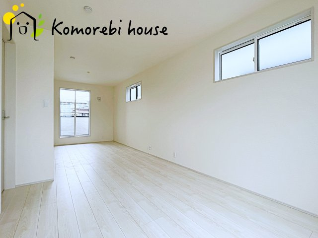 上尾市本町５丁目　新築一戸建て　ブルーミングガーデン　02の寝室|開放的な寝室です