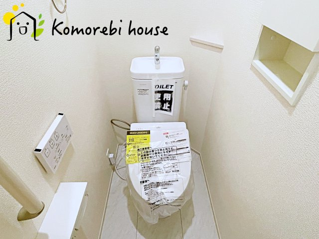 上尾市本町５丁目　新築一戸建て　ブルーミングガーデン　02のトイレ|落ち着いたトイレです