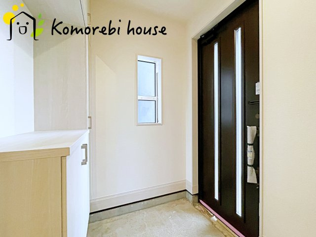 上尾市本町５丁目　新築一戸建て　ブルーミングガーデン　02の玄関|落ち着いた玄関です
