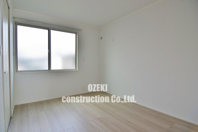 シャルマンの寝室|204はリビングが二面採光です♪