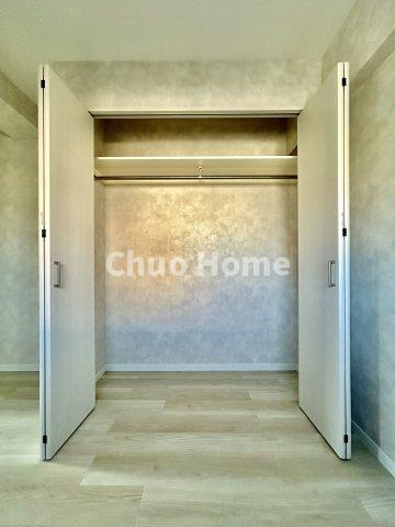 恵進マンションの収納|居室にはクローゼットを完備し、自由度の高い家具の配置が叶うシンプルな空間です。お子様の成長と必要になる子供部屋を与えるにはぴったりの間取りですね。