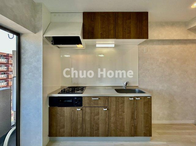 恵進マンションのキッチン|ワイドで収納豊富なシステムキッチン