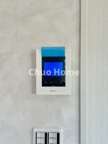 恵進マンションのセキュリティ|【モニターホン】誰が来たかすぐにわかるカラーモニター付きインターホン。通話ボタンを押すまでは室内の音は漏れていませんので相手を確かめてから応対できます。