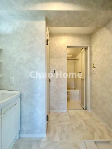 恵進マンションの脱衣所|【洗面所】明るい洗面所は朝をすっきりさせてくれる空間です。バタバタしている忙しい朝でも収納が多い洗面台では短い時間で効率良く支度ができます。